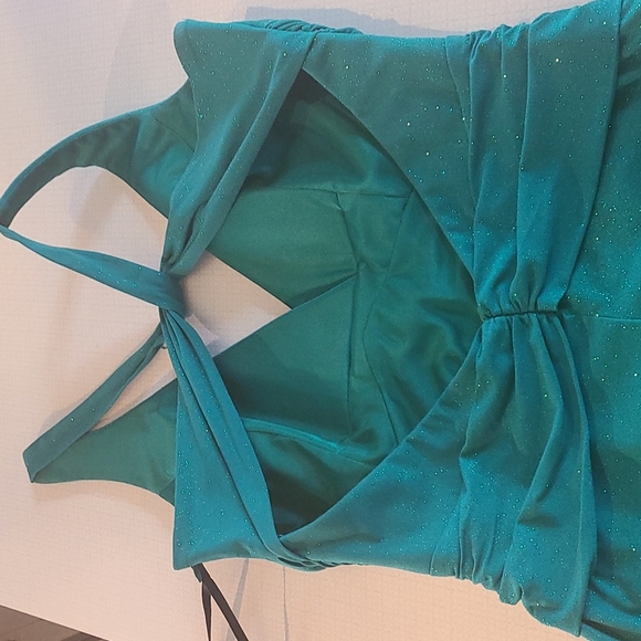 Stunning green sparkle gown - Picture 7 of 8